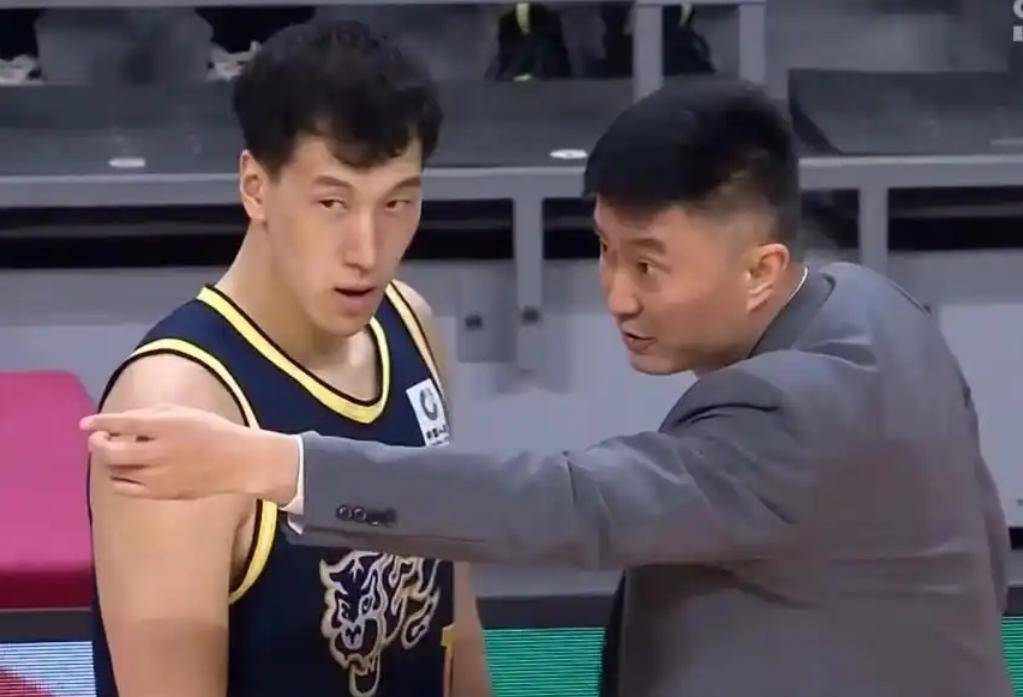 广东男篮锋线补强！任骏飞接班人CBA首秀14分7篮板4抢断，杜锋重点培养