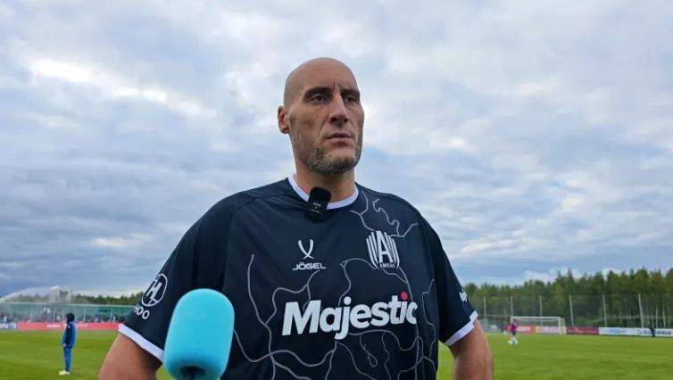 皇冠体育网址-给足球权！2米26前NBA球员踢职业足球，40岁，正是闯的年纪！