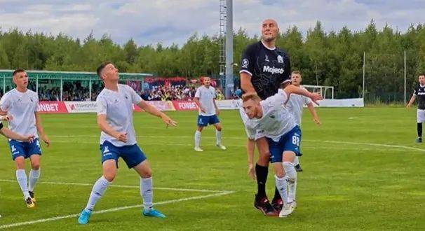 给足球权！2米26前NBA球员踢职业足球，40岁，正是闯的年纪！