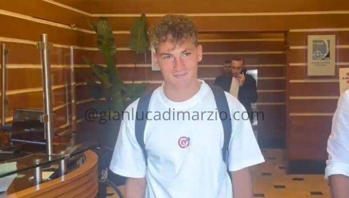 皇冠-S-埃斯波西托接受卡利亚里的体检：很高兴来到这里，加油卡利亚里