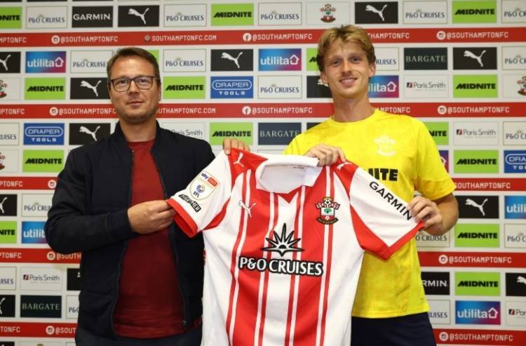 皇冠体育-南安普顿官方：布伦特福德后卫罗尔斯列夫加盟，双方签约4年时间