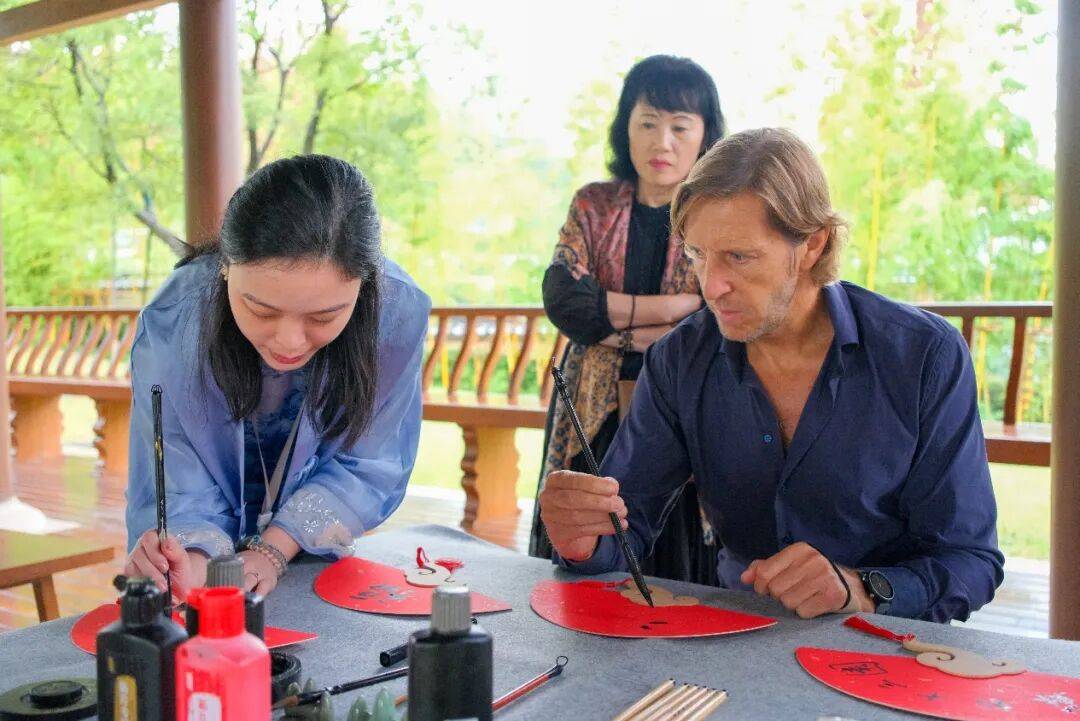 hg皇冠-AC米兰传奇球星安布罗西尼到访南京