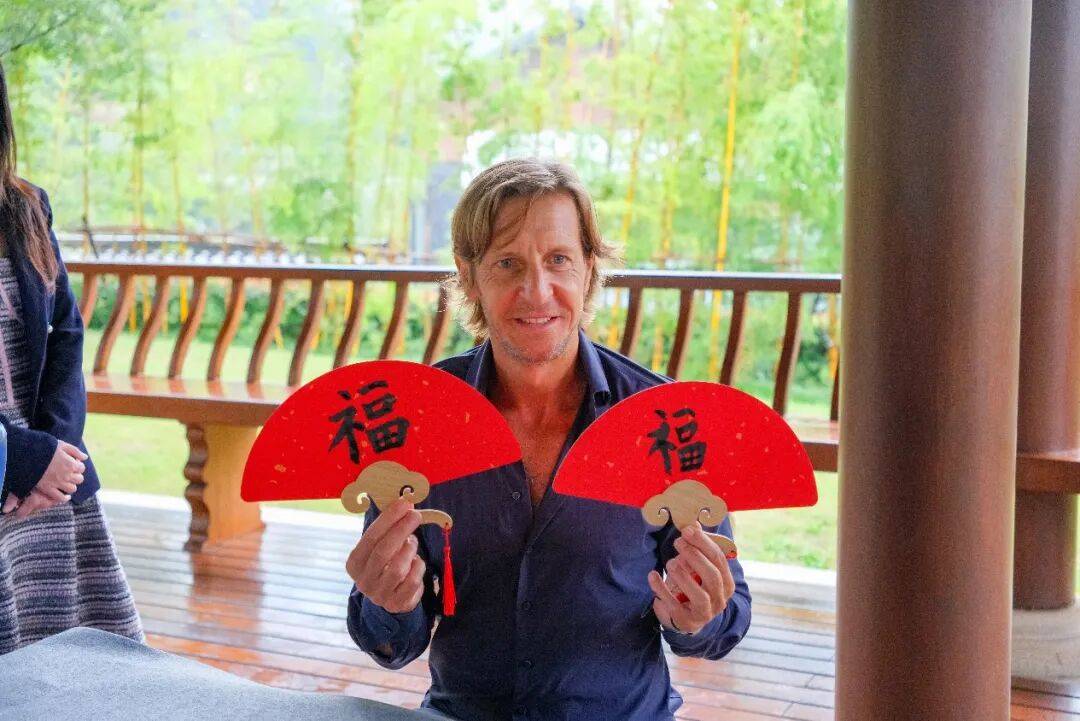 AC米兰传奇球星安布罗西尼到访南京