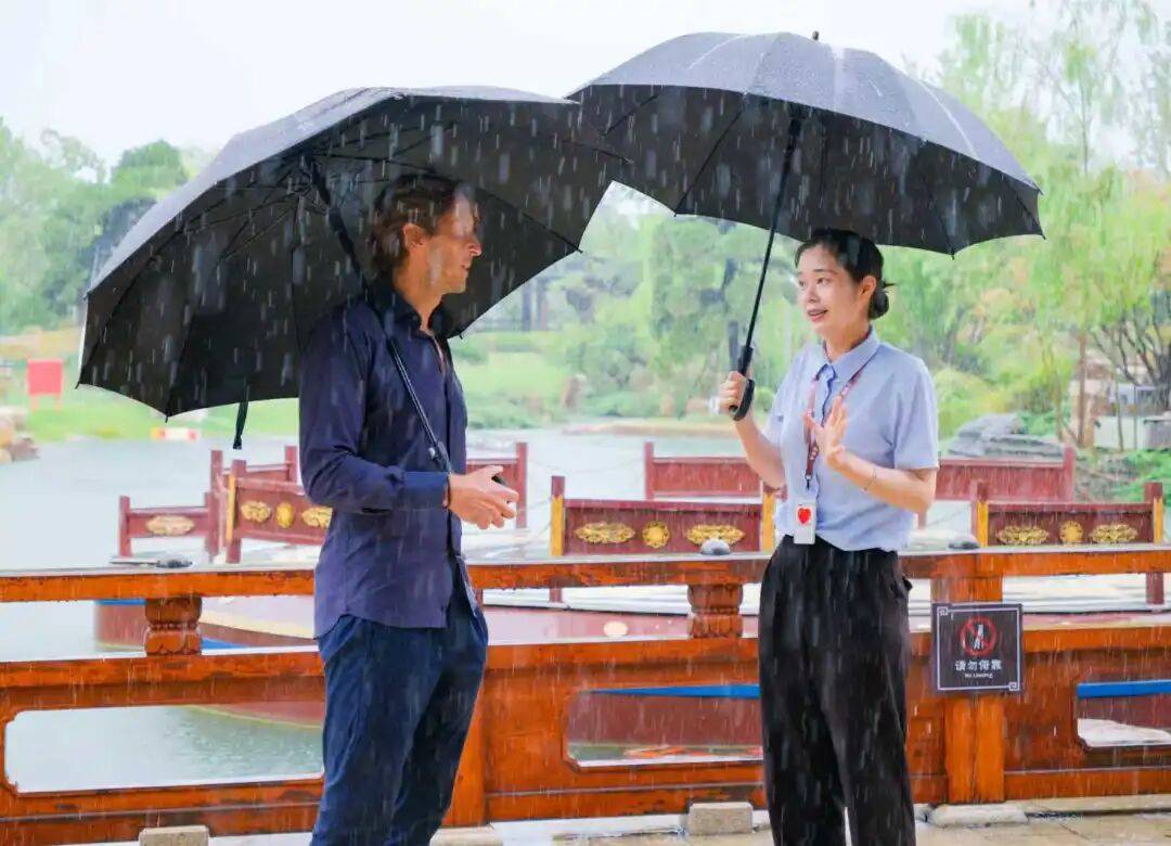 AC米兰传奇球星安布罗西尼到访南京