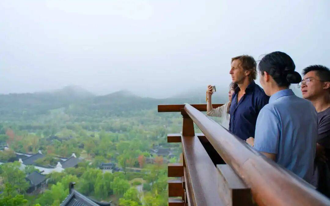 AC米兰传奇球星安布罗西尼到访南京