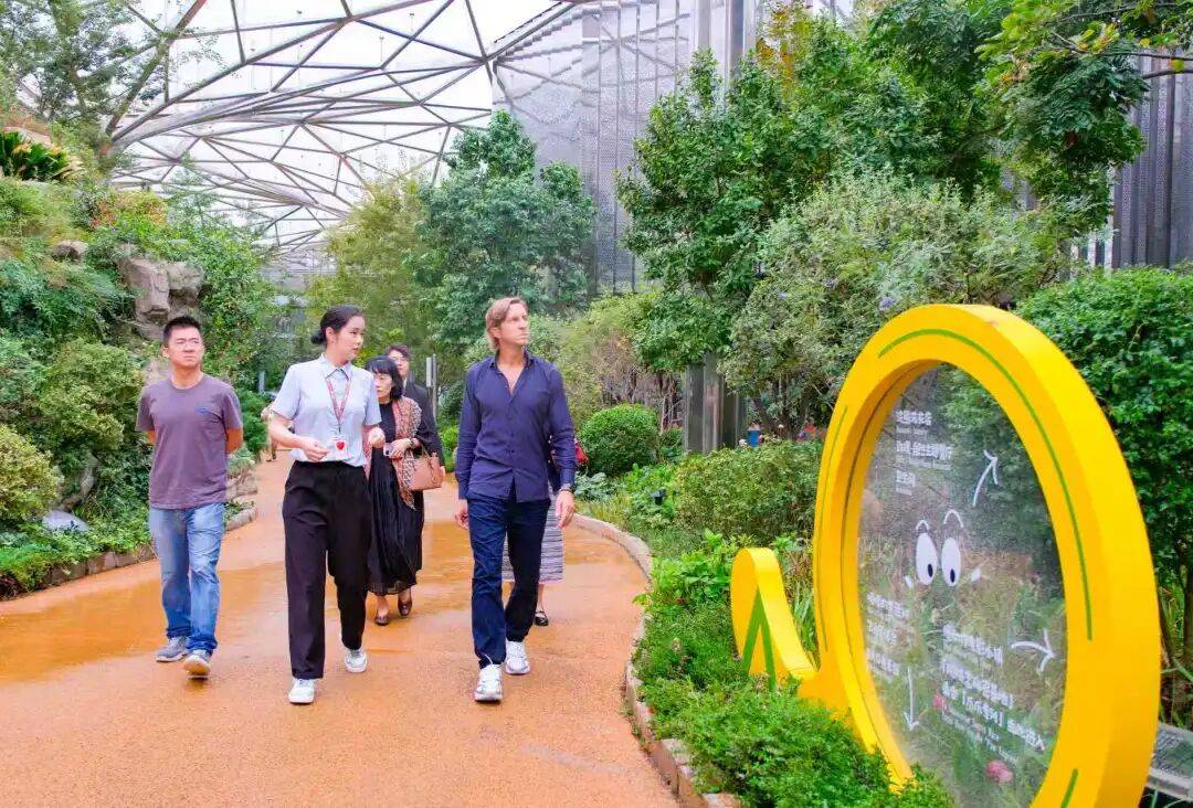 AC米兰传奇球星安布罗西尼到访南京