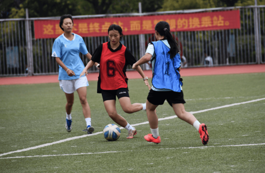 皇冠体育app-“足”梦绿茵，湖南新邵校园足球“湘”当精彩