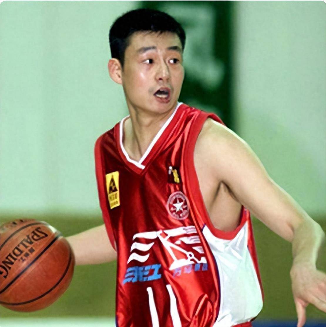 皇冠体育首页-男篮名宿郑武：58岁成为名帅，老婆很漂亮，儿子进军CBA
