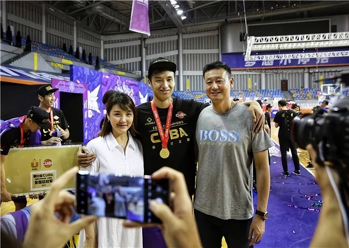 男篮名宿郑武：58岁成为名帅，老婆很漂亮，儿子进军CBA